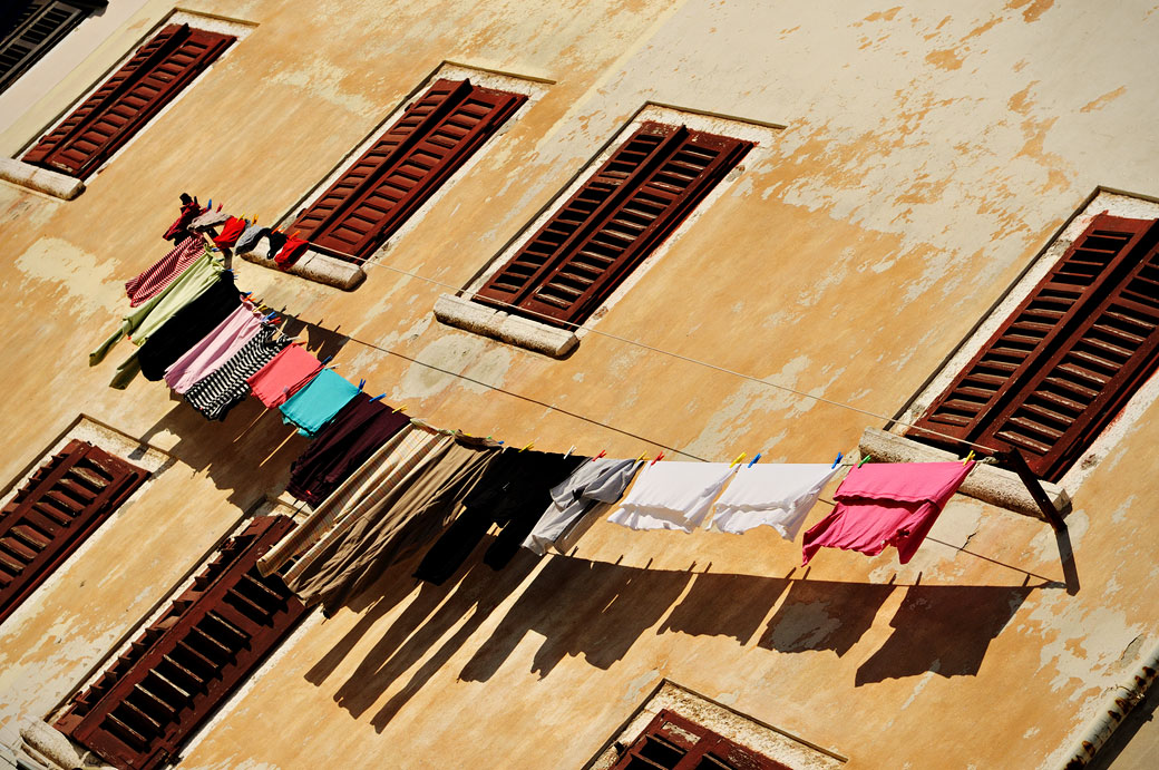 Linge et volets fermés à Rovinj, Croatie