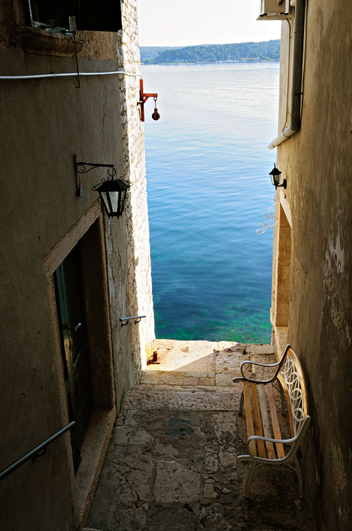 Banc au bord de la mer à Rovinj, Croatie