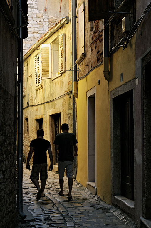 Hommes dans une ruelle de Rovinj, Croatie