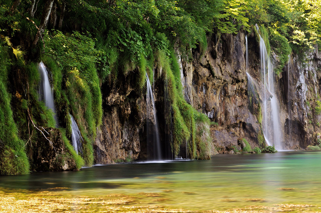 Petites chutes d'eau dans le parc national des lacs de Plitvice