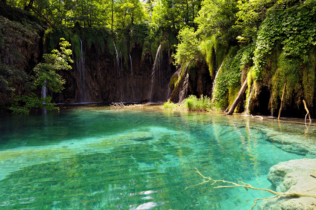 Chutes et petit lac à l'eau cristalline à Plitvice
