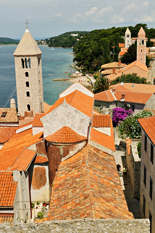 La ville de Rab et ses clochers depuis le Campanile, Croatie