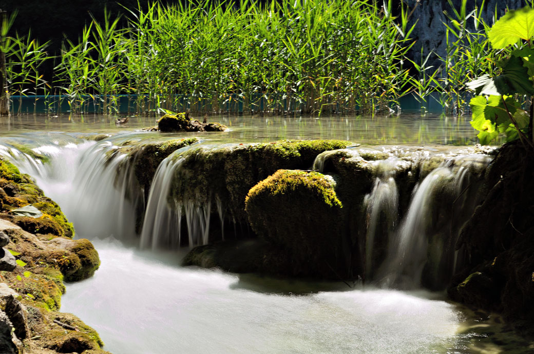 Écoulement d'un lac dans le parc national de Plitvice