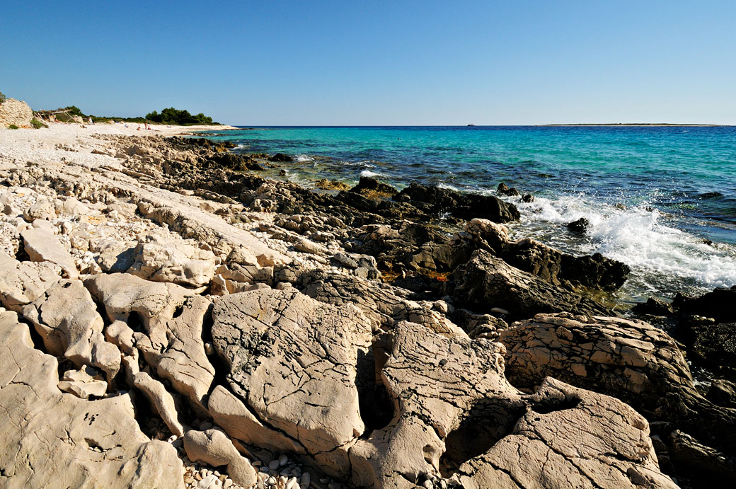 Plage rocheuse sur Dugi Otok, Croatie