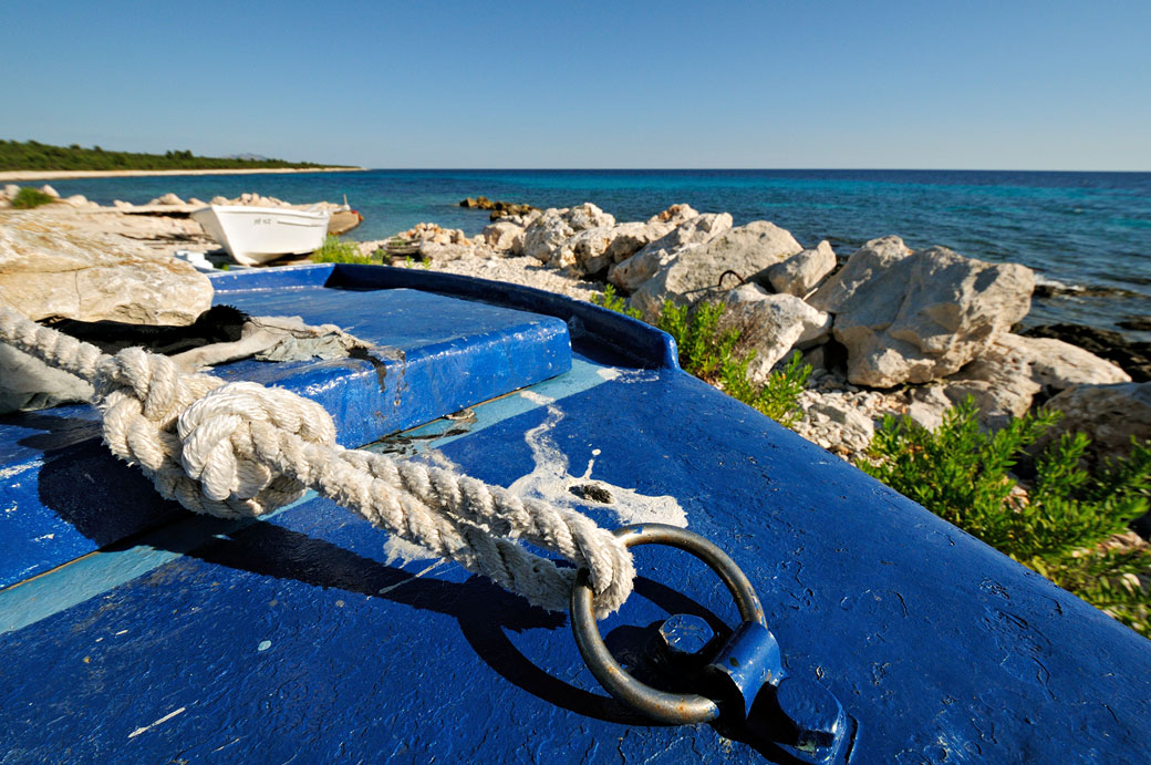 Corde et barque bleue sur Dugi Otok, Croatie