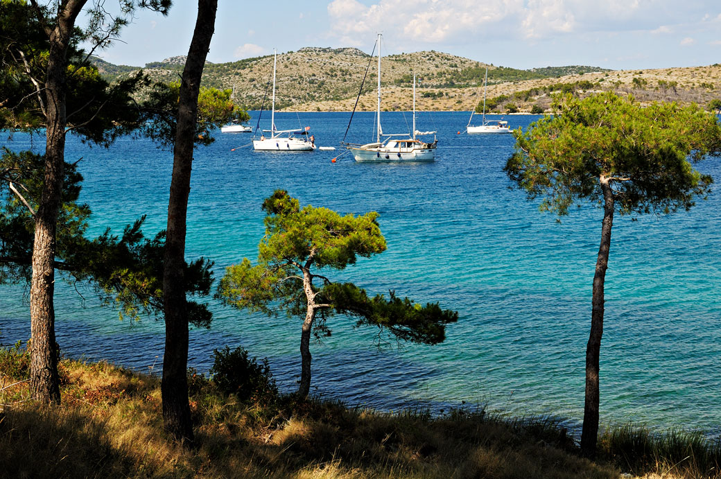 Bateaux dans la baie de Telašćica à Dugi Otok, Croatie