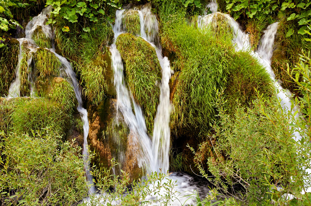 Petites cascades dans le parc national des lacs de Plitvice, Croatie