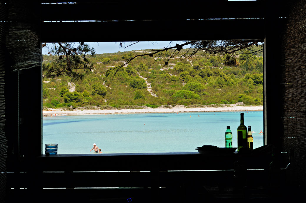 Bar avec vue sur la plage de Sakarun à Dugi Otok, Croatie