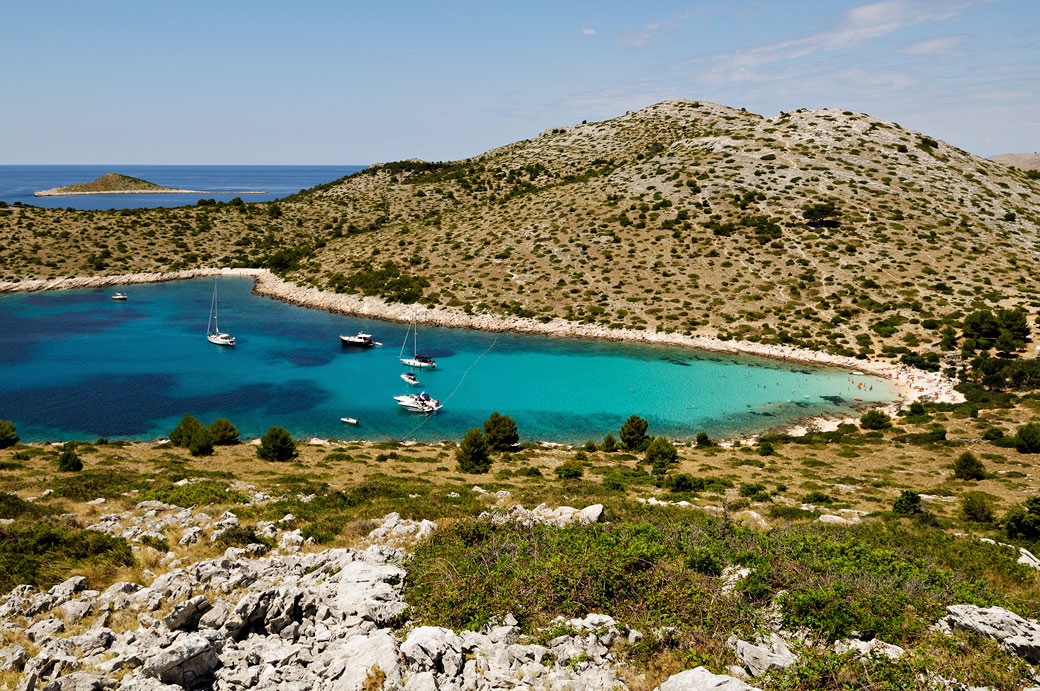 Bateaux dans une baie dans la parc national des Kornati, Croatie