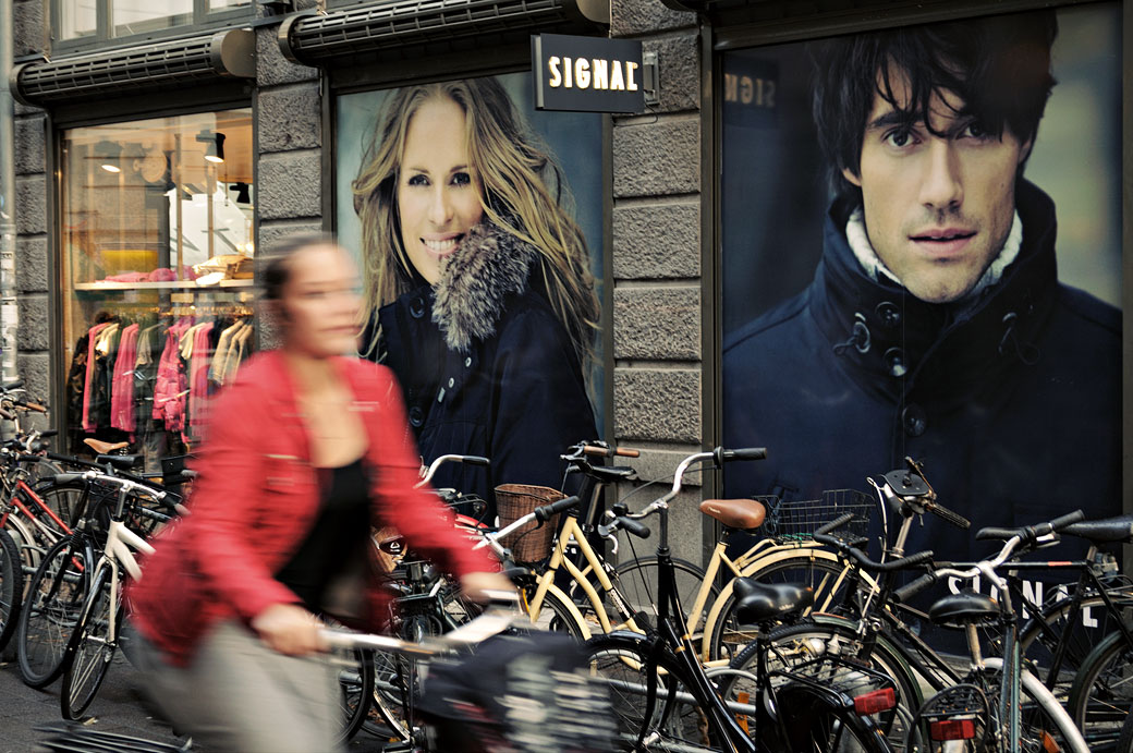 Femme sur un vélo dans une rue de Copenhague, Danemark