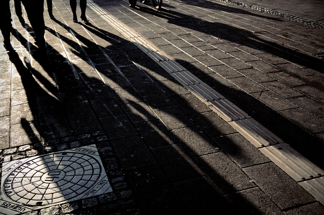 Ombres humaines dans une rue pavée de Copenhague, Danemark