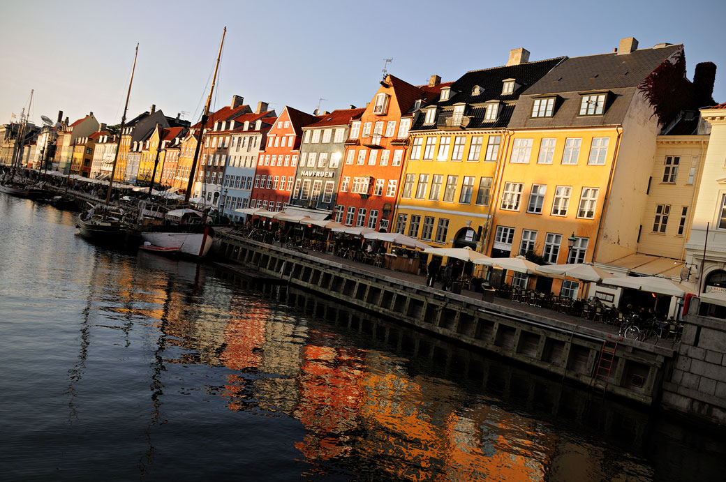 Canal de Nyhavn avec des maisons colorées à Copenhague, Danemark