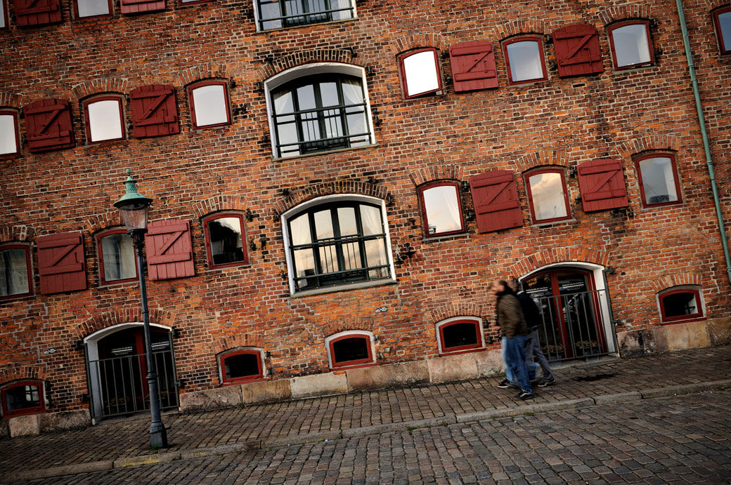 Hommes qui passent devant l'hôtel 71 Nyhavn à Copenhague, Danemark