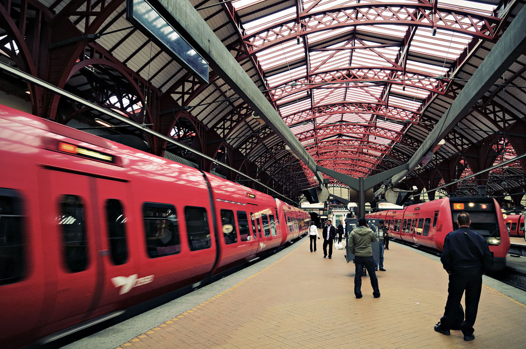 Trains rouges dans la gare centrale de Copenhague, Danemark