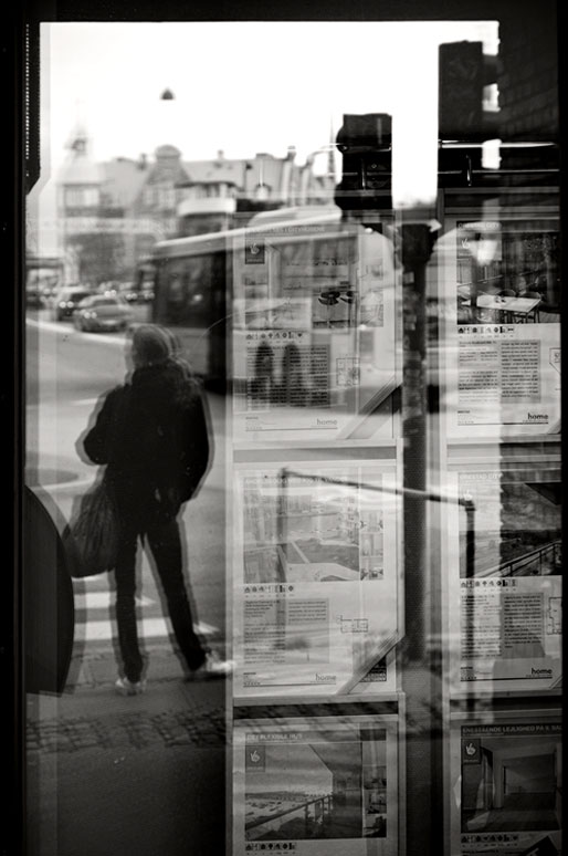 Reflet d'un passant dans une vitrine de Copenhague, Danemark