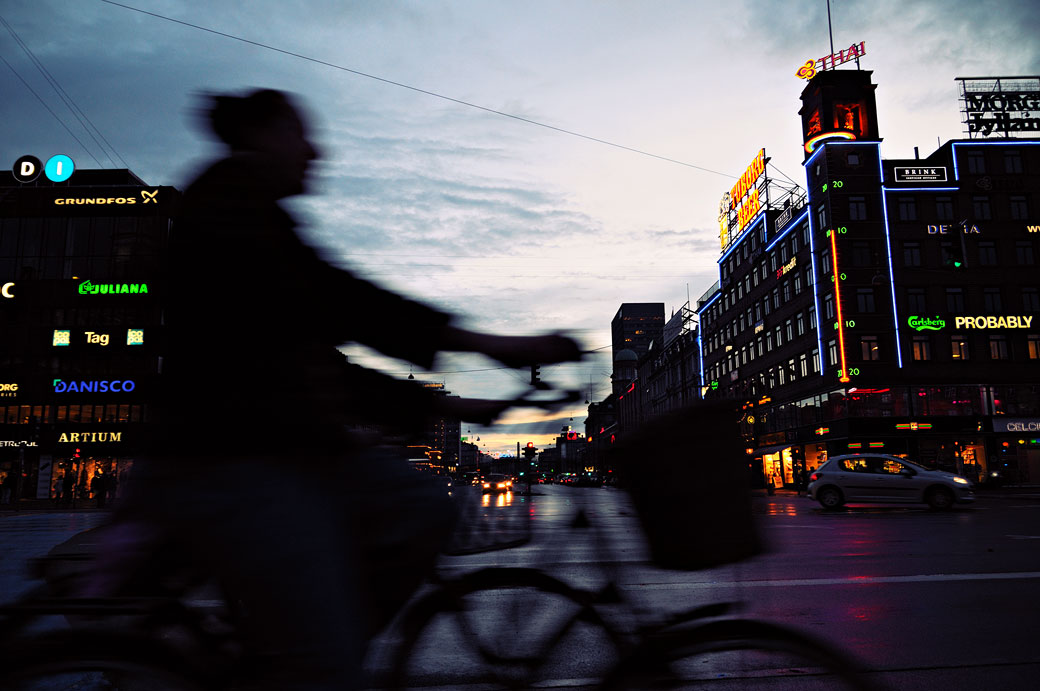 Silhouette de femme à vélo à Copenhague en début de soirée