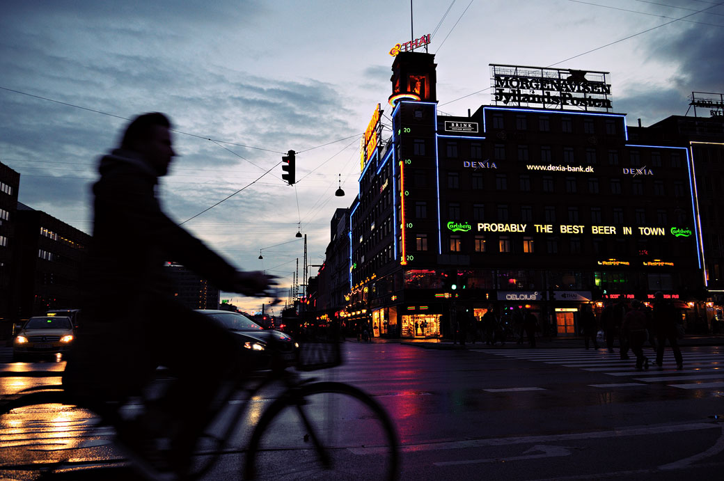 Homme à vélo au centre de Copenhague, Danemark