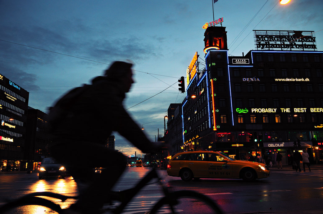 Silhouette d'un homme à vélo au centre de Copenhague