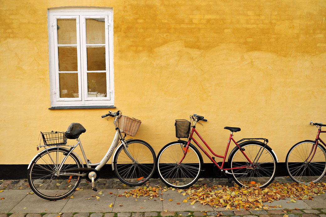 Vélos contre un mur jaune dans le quartier de Brumleby à Copenhague