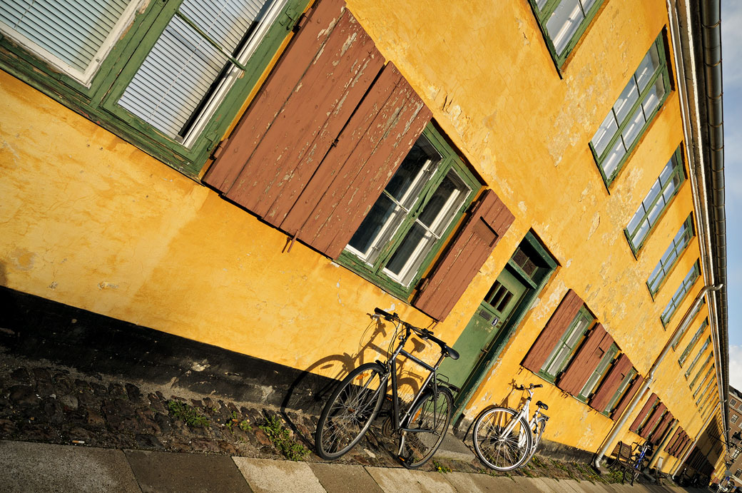 Baraquements de maisons aux murs ochre de Nyboder à Copenhague