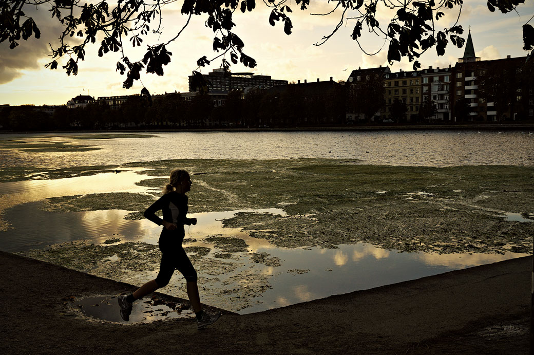 Femme qui pratique le jogging au bord des lacs de Copenhague, Danemark