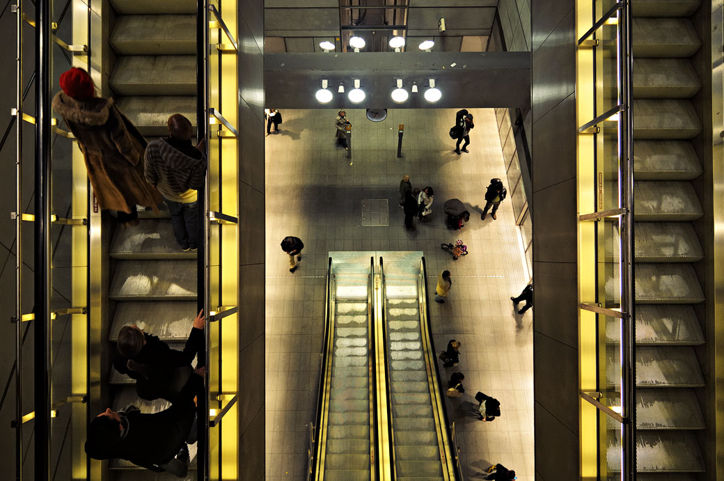 Escalators à la station de métro Kongens Nytorv à Copenhague, Danemark