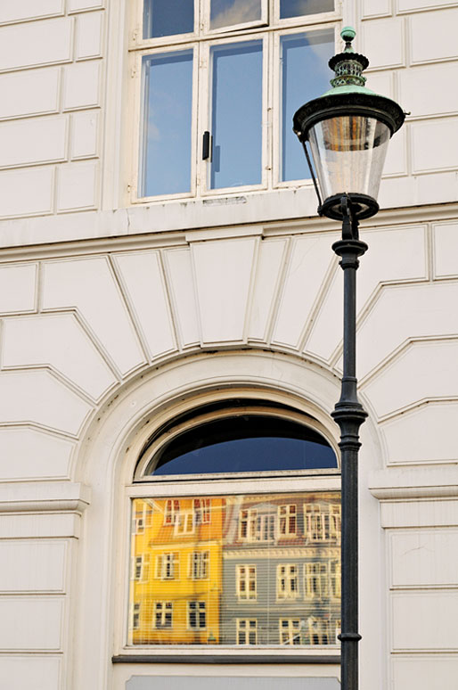 Lampadaire et maisons colorées de Nyhavn à Copenhague, Danemark