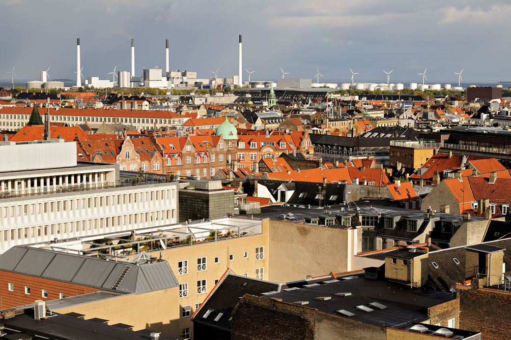 Toits et éoliennes à Copenhague depuis Rundetaarn, Danemark