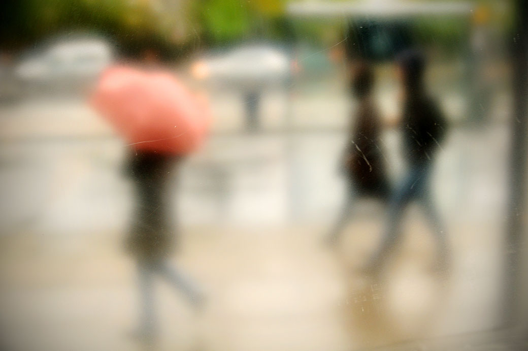 Personnages flous un jour de pluie à Copenhague, Danemark