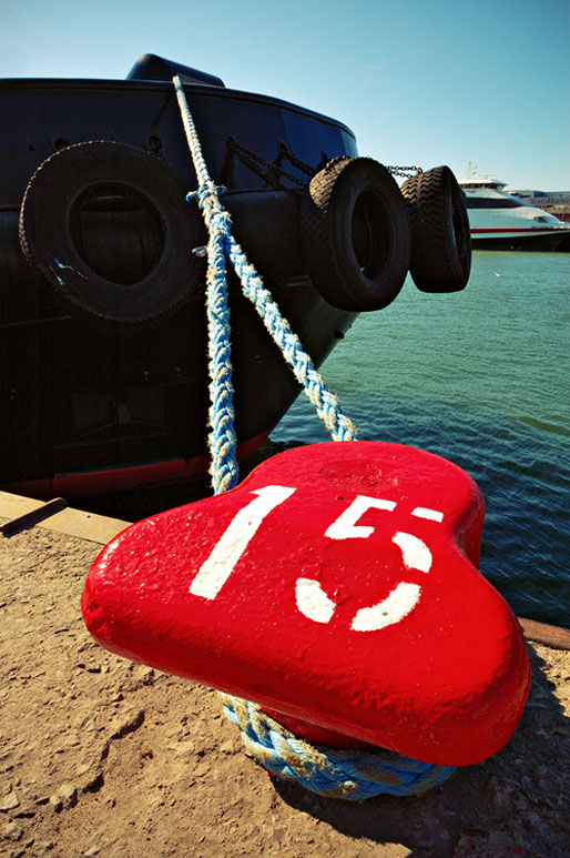 Bateau amarré à un bollard dans le port de Tallinn, Estonie