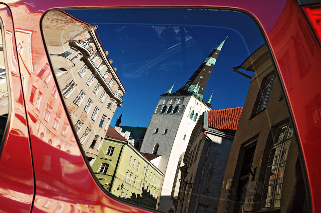 Reflet de la vieille ville de Tallinn sur la vitre d'une voiture, Estonie