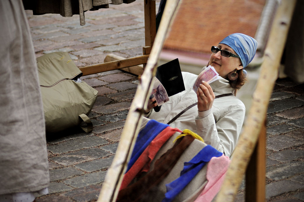 Femme avec de l'argent au marché de Tallinn, Estonie