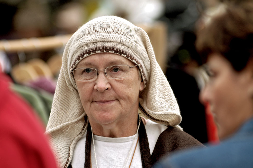 Portrait d'une vendeuse au marché médiéval de Tallinn, Estonie