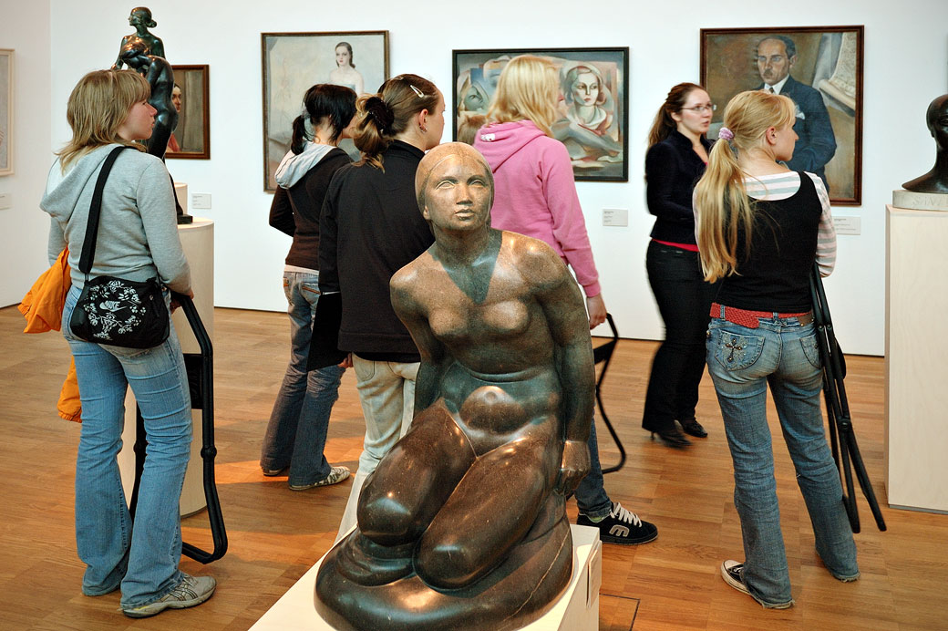 Visiteurs et statue au KUMU, le musée d'art Estonien de Tallinn