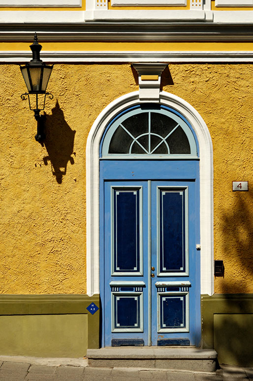 Porte bleue et mur jaune à Tallinn, Estonie