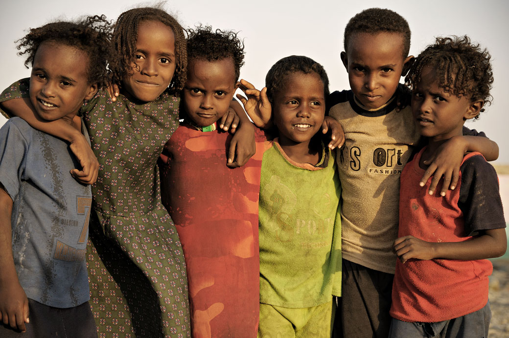 Groupe d'enfants à Ahmed Ela dans le désert du Danakil, Ethiopie