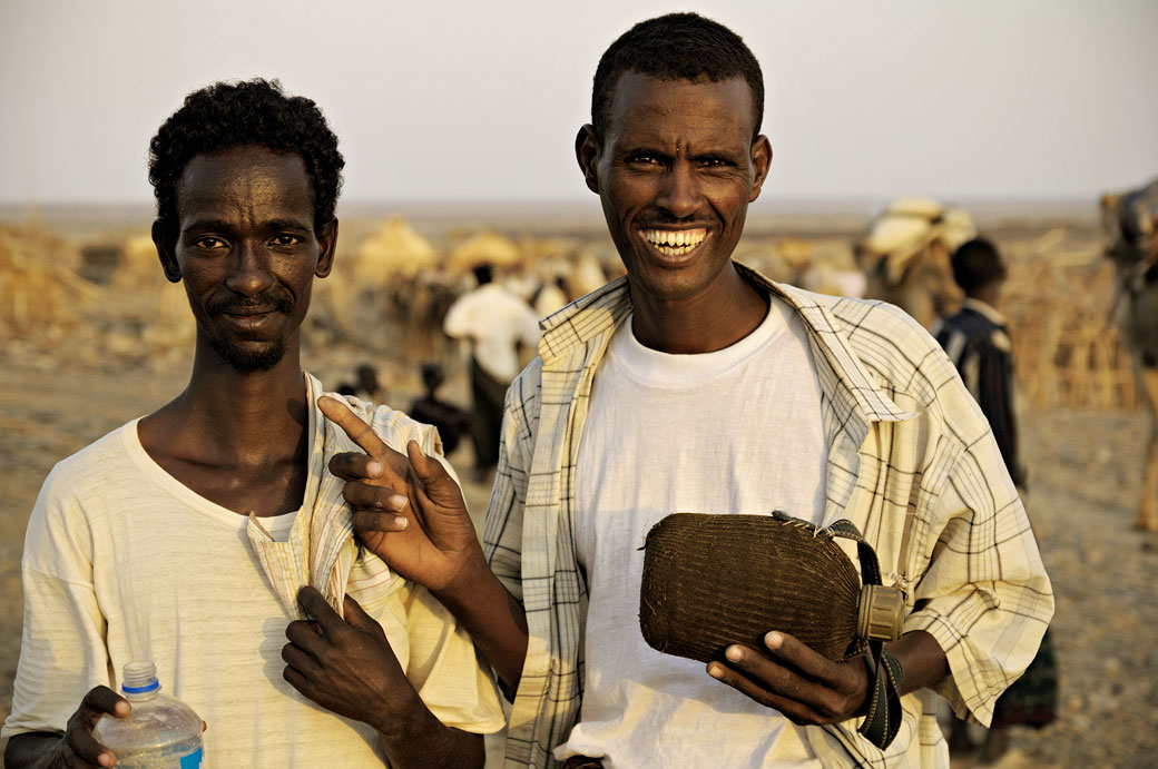 Hommes joyeux à Ahmed Ela dans le désert du Danakil