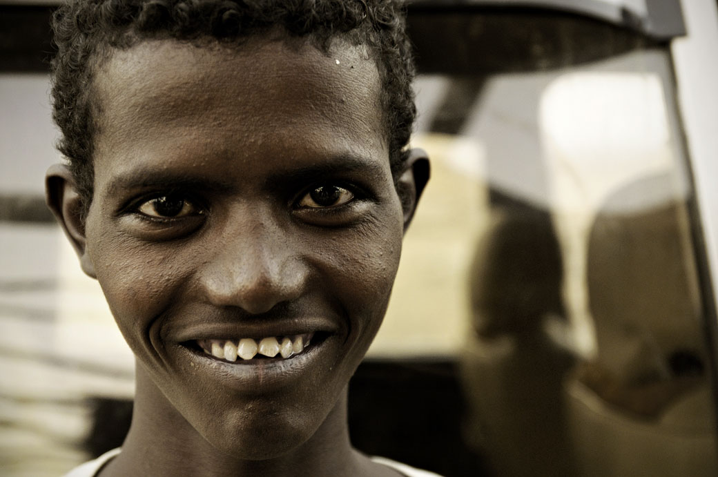 Sourire d'un jeune homme Afar à Ahmed Ela, Ethiopie