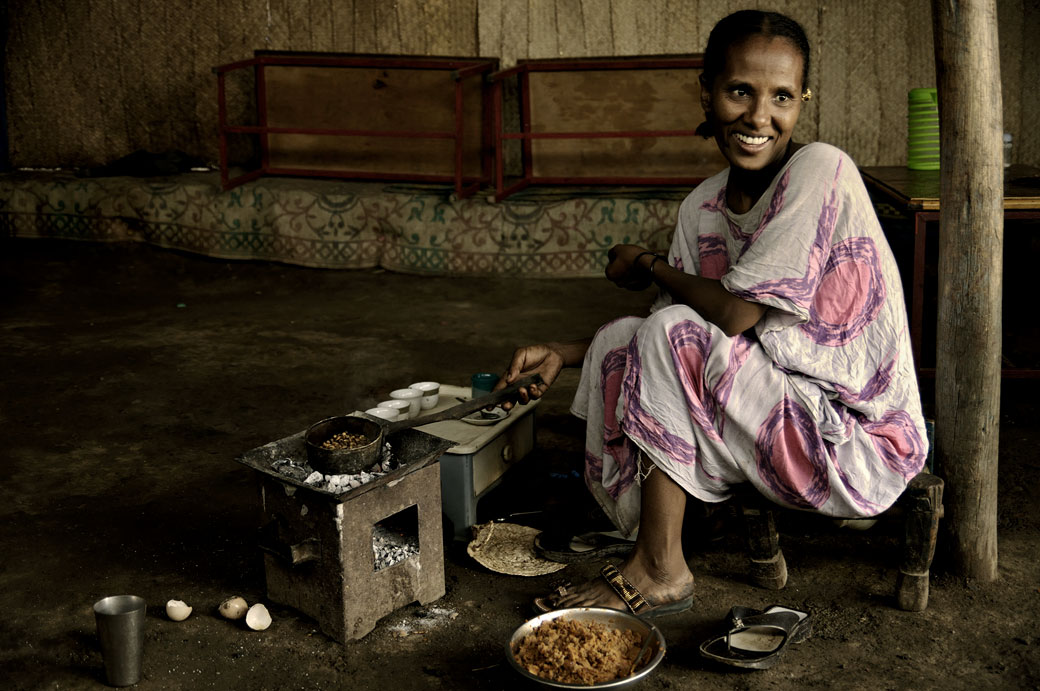 Femme souriante pendant la cérémonie du café, Ethiopie