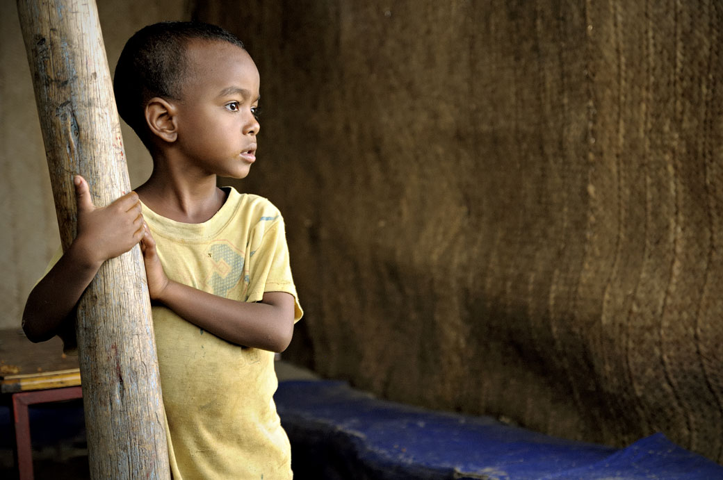 Jeune garçon dans une maison à Berahle, Ethiopie