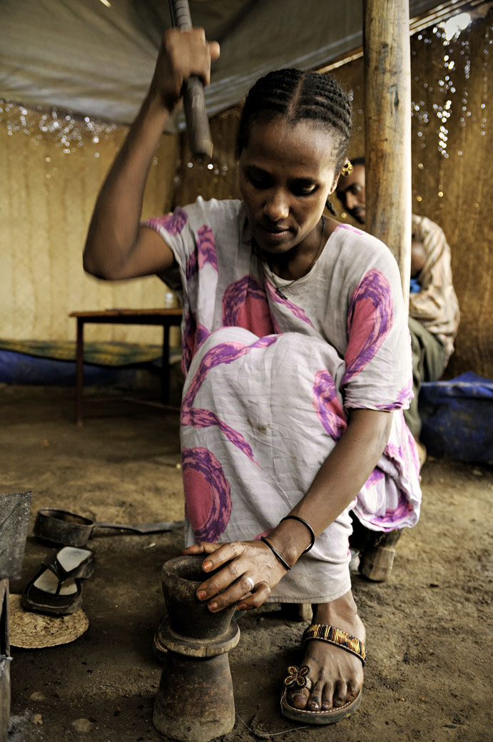 Femme qui pile le café dans un mortier, Ethiopie