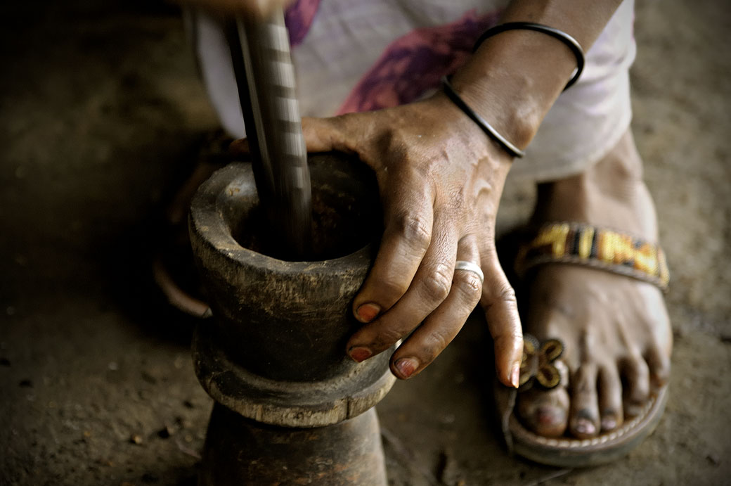 Mortier utilisé par une femme pendant la cérémonie du café, Ethiopie