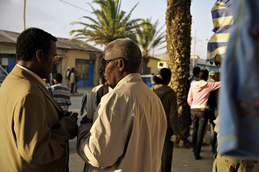 Hommes qui discutent à Mekele dans la région du Tigray, Ethiopie