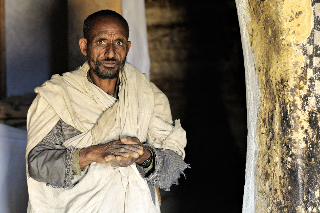 Prêtre dans l'église Petros & Paulos dans le Tigray, Ethiopie