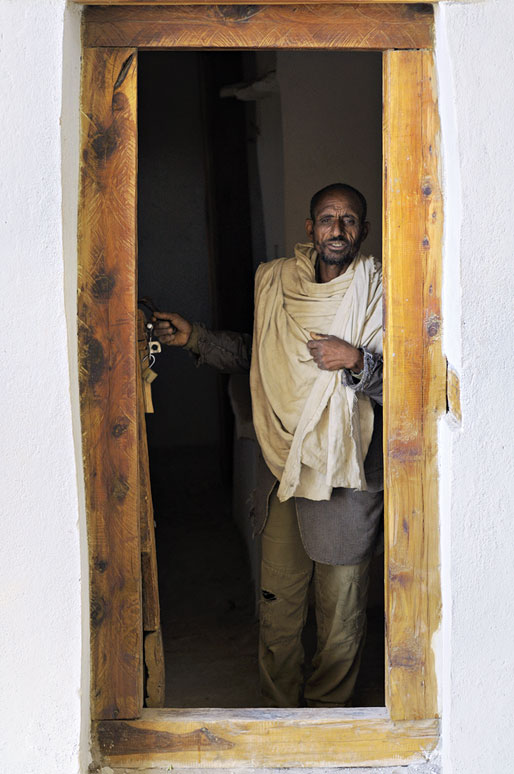 Prêtre à la porte de l'église Petros & Paulos dans le Tigray, Ethiopie