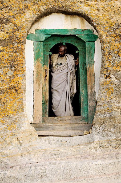 Prêtre à la porte de l'église Mikael Milhaizengi, Ethiopie