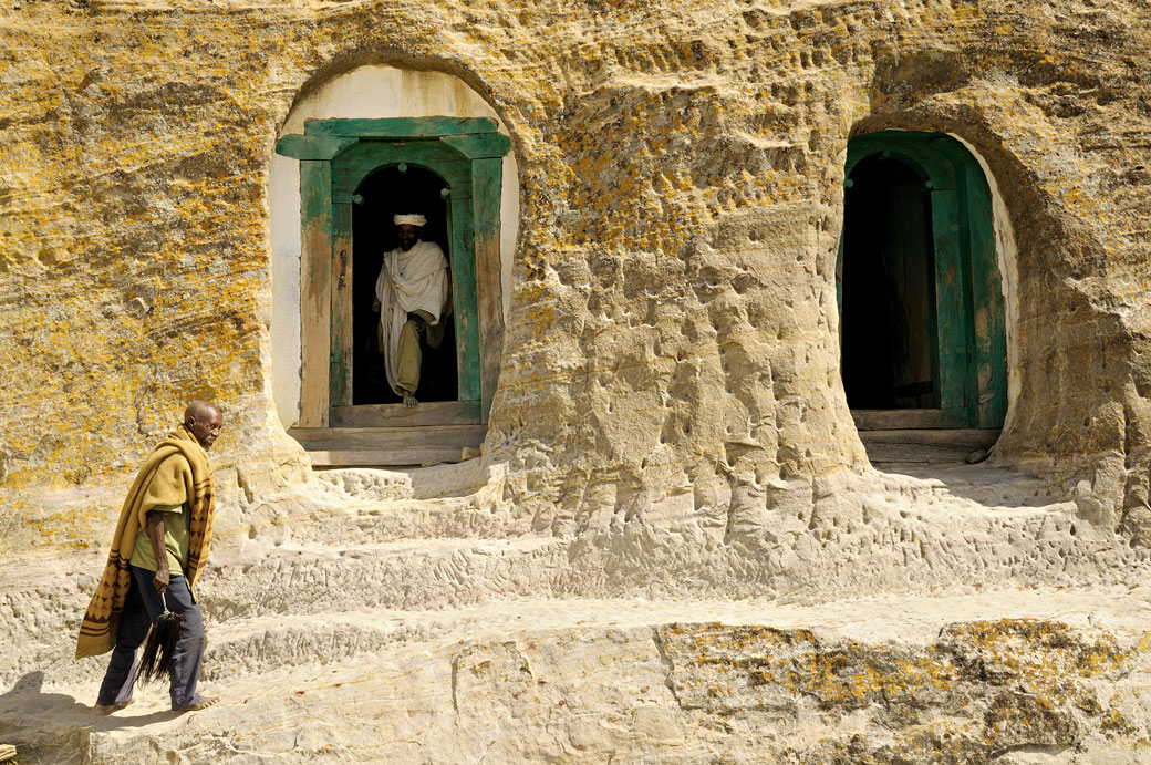 Prêtre et pèlerin à l'église Mikael Milhaizengi, Ethiopie