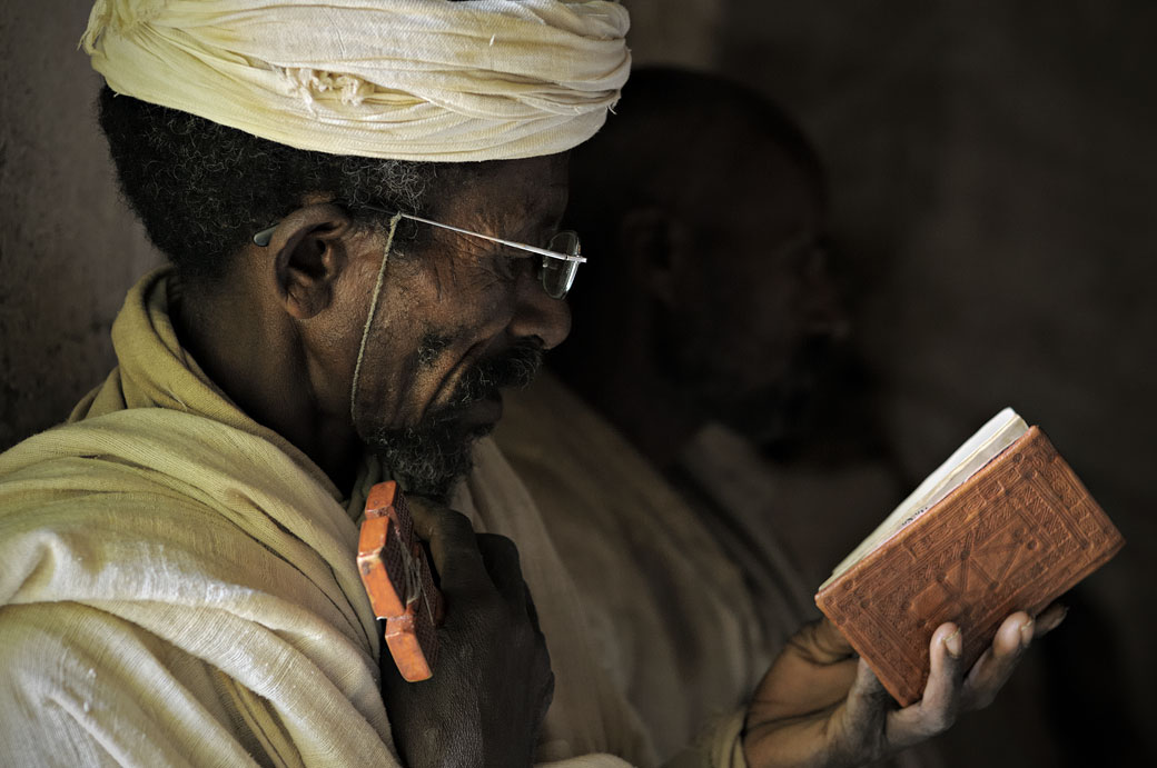 Prêtre en pleine lecture à l'église Mikael Milhaizengi, Ethiopie