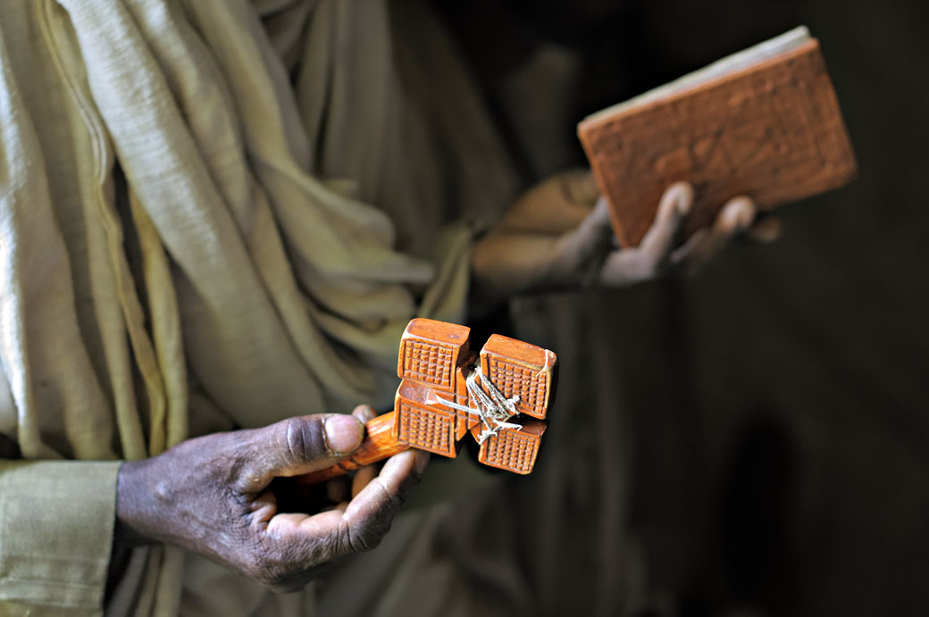 Prêtres, croix et Bible à l'église Mikael Milhaizengi, Ethiopie