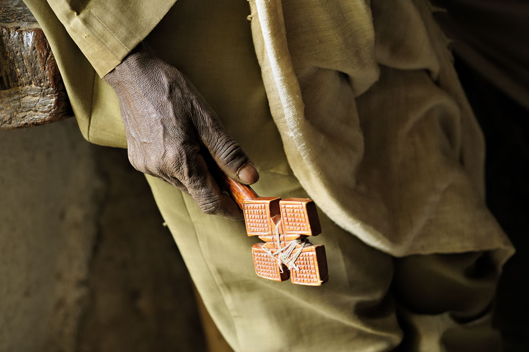 Croix dans la main d'un prêtre orthodoxe à Mikael Milhaizengi, Ethiopie